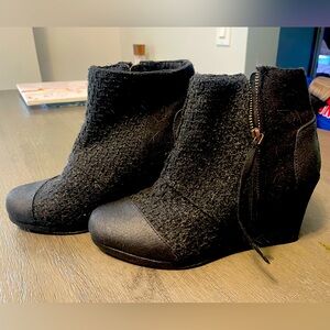 Toms Women’s Wedged Bootie- Size 7- Blk